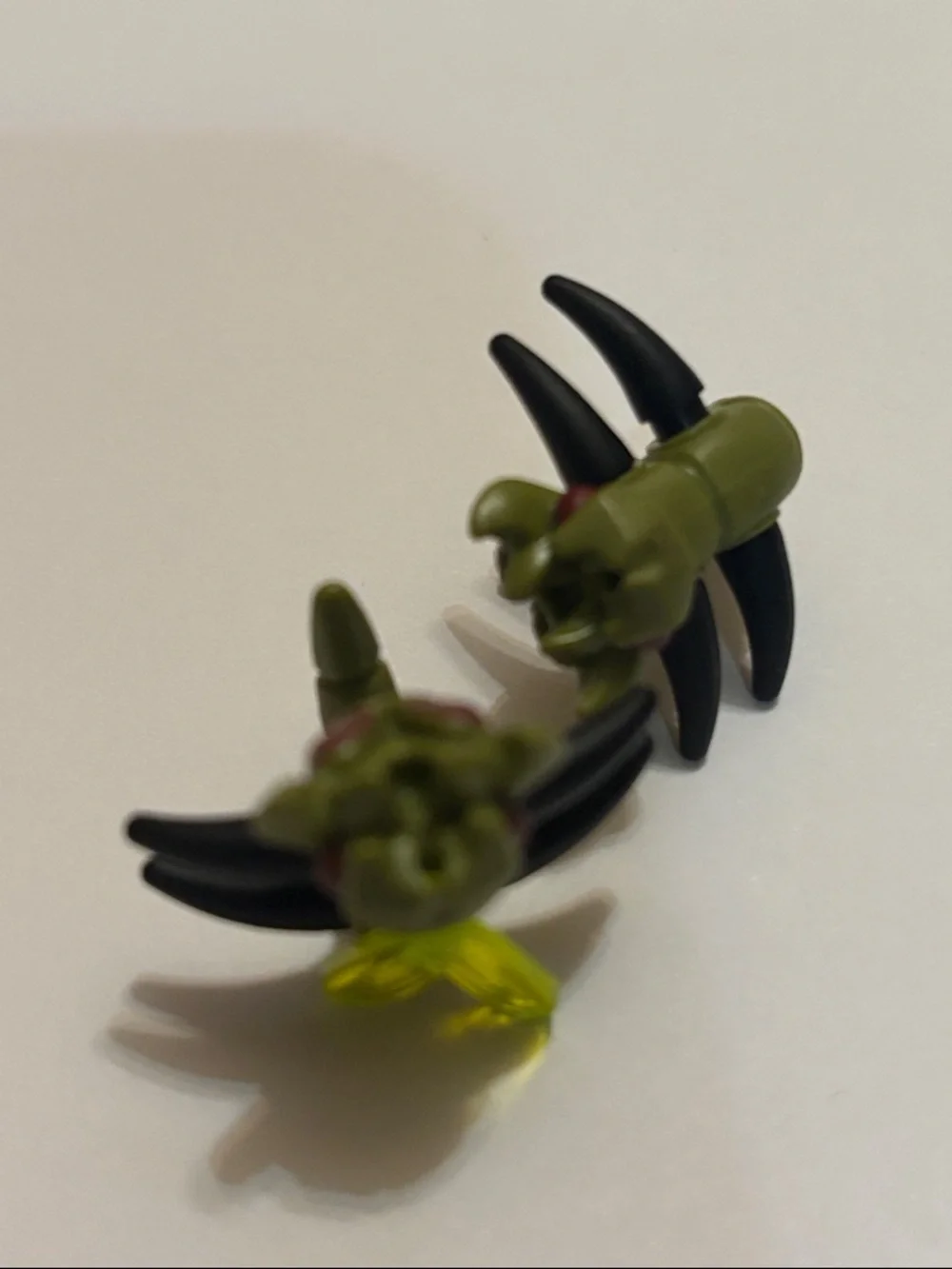 LEGO - Minifig, Animal - Insectoid w/ Wings, Dark Red Eyes - Olive Green
